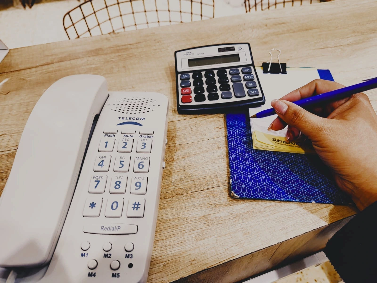 Profesional atendiendo consultas por teléfono