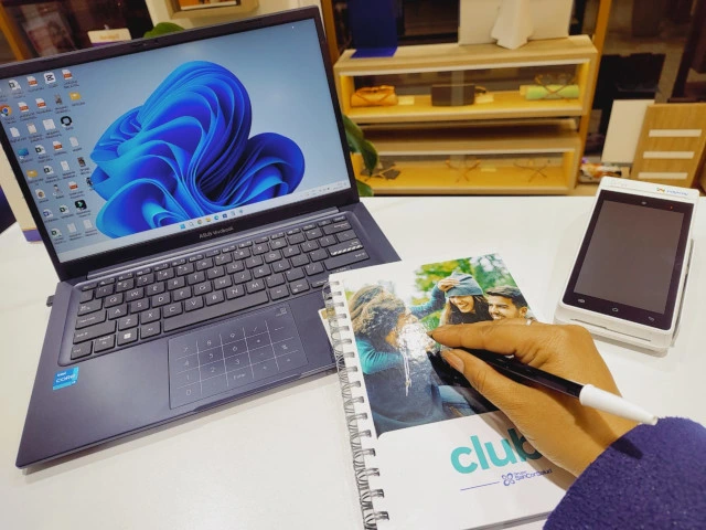 Profesional organizando documentos administrativos